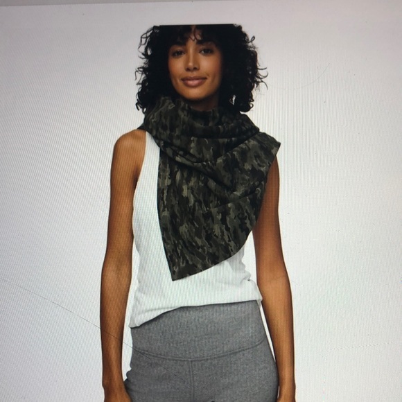 lululemon athletica Accessories - Lululemon Vinyasa Scarf Mystic Jungle